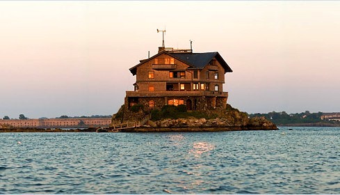 منزل على صخرة بالبحر