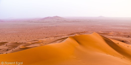 النفود الكبير على شكل قوس يغطي مساحة كبيرة من نجد